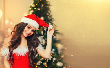 reklam ya da Duyurular, kırmızı Noel Baba kostümlü, olayları ile profesyonel sanat, yazıt için alanı ile yeni yıl fotoğraf siyah saçlı güzel kız için harika sevimli arka plan.