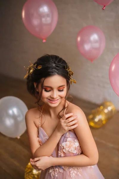 Carino Imbarazzato Modesta Ragazza Petite Con Capelli Scuri Orlo Oro — Foto Stock