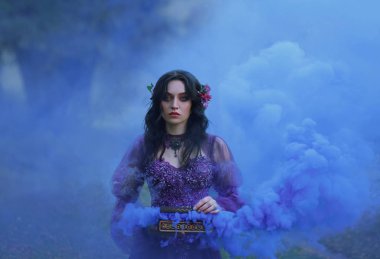 Pandora'nın kutusu lüks elbiseli hain esmer kız açık tabut onun elinde tutan ve dikkatle mavi gözlü kameraya bakıyor. serin güzel bulutlar duman arka planda doldurur. Sanat fotoğraf.