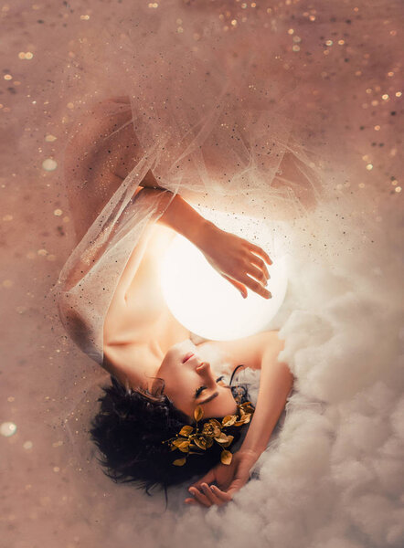 великолепная стройная сексуальная леди сидит в облаках и держит луну в руках. дочь солнца и неба, хранительница снов, готовая творить добро и сказку под покровом ночи и звезд
.