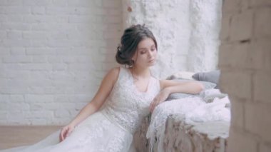 kız bebek yüz, üzgün bir gelin, umutsuz bir durumda bir üzgün Bayan dirseğiyle bir yumuşak pencere pervazına, İskandinav tavan arasında iç yaslanır kafasına, elini koyarak dışarı bir yol bulmaya çalışıyor