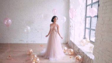 pembe ve mor renkler, pozlar kamera, harika fotoğraf stüdyosu, bir prensese altın çelenk görüntüsünü fotoğrafçının çalışmaları için nazik bir havadar uzun elbise rahat modeli çalışır