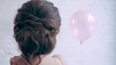 güzel çekici kız çıplak sırt ve omuzlar biraz, esmer Prenses geniş beyaz balon uçan ile odada tek başına duran nazik temiz saç modeli içine kıvırcık siyah saçlı döner.