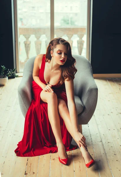 Gorgeous Κοκκινομάλλα Κοπέλα Αγγίζει Σεξουαλικά Γυμνό Πόδι Της Δείχνοντας Ντεκολτέ — Φωτογραφία Αρχείου