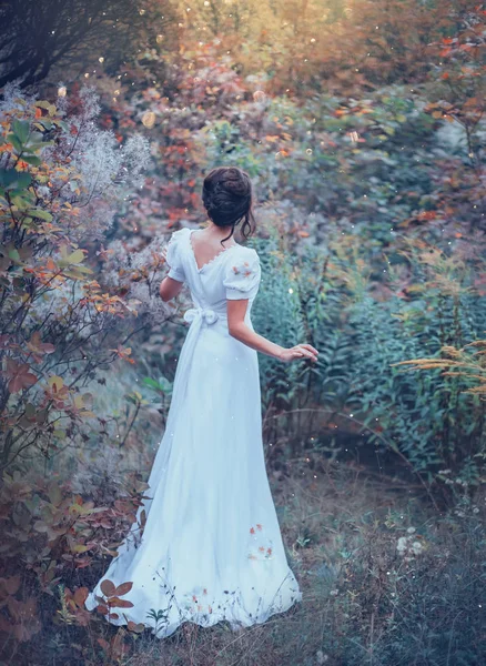 Menina encantadora inocente em um vestido caro vintage branco longo se perdeu na floresta, perdeu o seu caminho, cores legais, processamento de arte fabuloso, sem rosto, princesa duende mágica no mundo real por engano — Fotografia de Stock