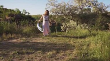 uzun pembe elbiseli sarışın kıvırcık saçlı kız gülen ve having fun