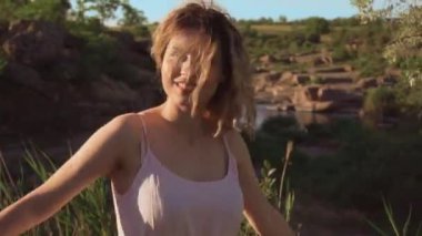 neşeli ve eğlenceli kız gülümsüyor ve gülüyor, atlar, güneşli olumlu duygular