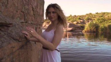 Kız kamera, yüksek taş rock nehir üzerinde sorunsuz yakınındaki spin üzerinde çalış