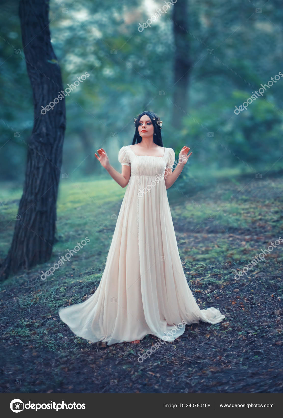 Mystérieuse dame en robe blanche vintage, perdue dans les bois