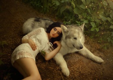 Bir petite kız siyah saçlı ve yumuşak sevimli yüz özellikleri gri-beyaz orman kurt, Bebek kısa beyaz ışık elbise bir büyük köpek, şirin ve çekici fotoğraf masal rüya dinlenme yatıyor