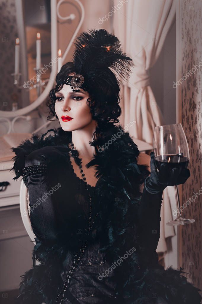 Elegante donna in stile retrò degli anni '20, flapper signora in abito  nero, capelli scuri e