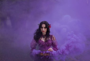 PANDORAS kutusunu lüks elbiseli hain esmer kız açık tabut hangi insanlık kötülükleri dışarı sinek onun elinde tutuyor. Violet ile güzel duman bulutlar dolgular