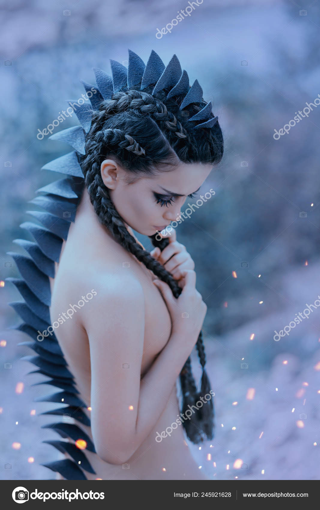 Девушка-Дракон Черный, Острые Шипы Покрывают Спину И Голову.