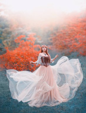 uzun uçan sallayarak şeftali ışık vintage elbise ile çekici çekici kız ormanda tek başına duruyorsa, kamera, Kızıl saçlı ve boynundaki sihirli kolye muhteşem Prenses içine masum bir kadını görünüyor