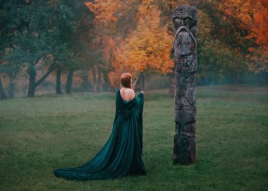 Harika kız çıplak omuz ile uzun zümrüt ipek elbiseli puslu ormanda yaşıyor, Tanrı için dua, büyücü ateşli Kızıl saçlı, kalbinde, cesur tepede yüzsüz sanat fotoğraf Temizleme için geliyor