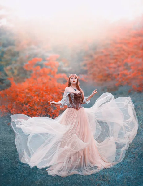 Uzun uçan sallayarak şeftali ışık vintage elbise ile çekici çekici kız ormanda tek başına duruyorsa, kamera, Kızıl saçlı ve boynundaki sihirli kolye muhteşem Prenses içine masum bir kadını görünüyor — Stok fotoğraf