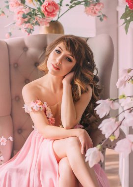 Bahar görüntüsünü, tatlı ve nazik bayan arıyorum doğrudan kamera, portre fotoğraf makyöz ve Kuaför harika iş ile bir gül çiçek gibi bir kız, uzun güzel pembe elbiseli