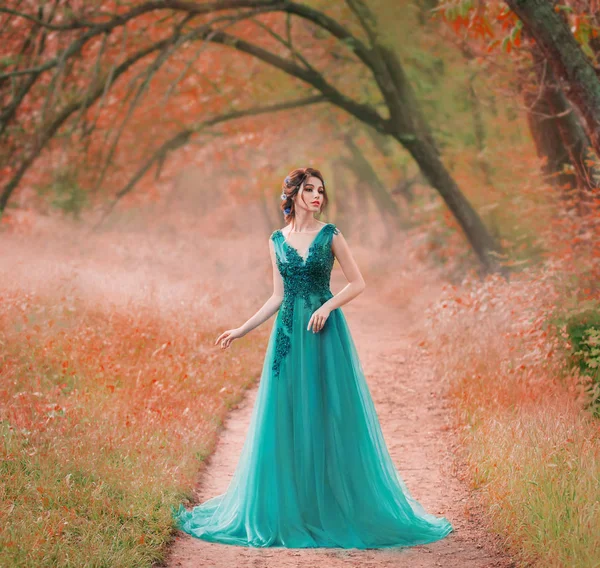 Otroligt söt Sea Princess går igenom en röd älva skog ensam, en magisk älva i en grön turkos klänning, en söt mörkhårig nymf som en magisk blomma, en dam på en hemlig väg, kreativa färger — Stockfoto