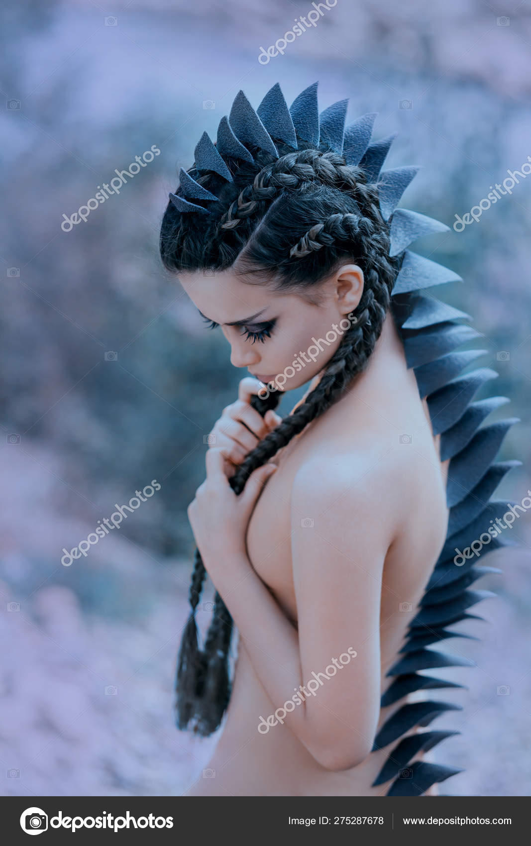 Девушка-Дракон Черный, Острые Шипы Покрывают Спину И Голову.
