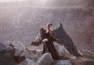 uzun tren ile siyah ışık dantel elbise gizemli bayan, deri botlar açık bacak ile kız, gökten koyu boynuzlu melek, Güneş ışınları kapalı gözleri ile kenarında büyük kanatlar ile ölüm haberci