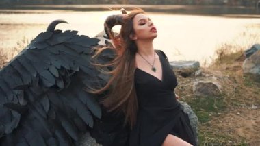 korkunç şeytani haberci güneşin enerji beslenir, başüzerinde büyük siyah güçlü kanatları ve keskin boynuzları ile Şeytan'ın kız taşlar üzerinde yatıyor ve rüzgar akan hissediyor, kanlı savaştan önce dinlenme