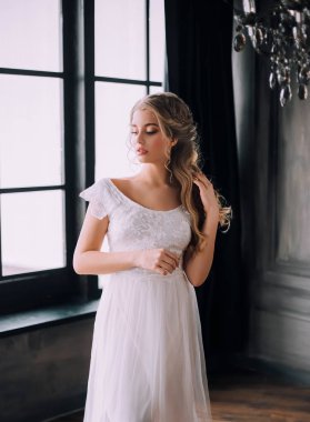 mezun nazik görüntü, çıplak omuzlu uzun beyaz vintage elbise doğal makyaj ile tatlı kız, koyu sihirli kale de kıvrılmış açık saçlı bayan, prens ile toplantı için bekleyen mahkeme bayan