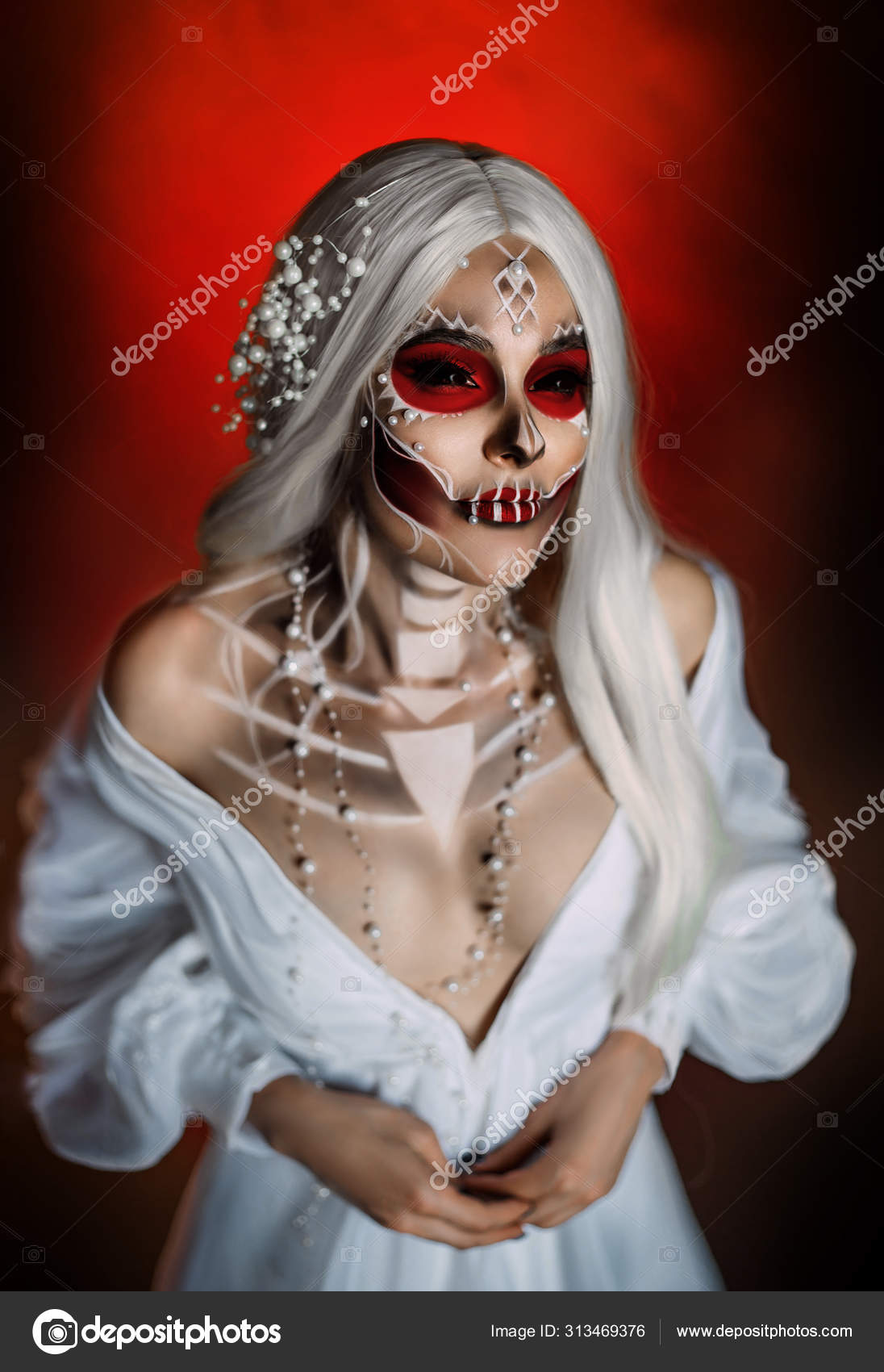 Femme gothique blonde avec un crâne de sucre de maquillage créatif avec des  os dans une, image size:1096x1700