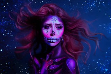 Hoş pembe yüzlü, çekici bir genç kadın. Rüzgardan uçan kızıl saçlı. Mor neon ışıkta poz veriyor. Dia de los Muertos 'u kutlayın. Geçit töreni efsanesi