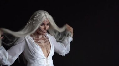 Çekim için çekici kız ve yaratıcı tatlı kıvılcımlar yüz makyajı incilerle, açık renkli yakalı kadın ve uzun düz beyaz saçlar, havalı fotoğraflar çekme süreci.