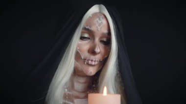 Ölü gelin, yanan mumlar, gizli gülümsemeler ve zehirlilikle yaşayan kocayla temas kurar. Ölüm tanrıçası yeni ölüyü selamlar ve onlara öbür dünyada hayat verir. Siyah pelerinli gizemli bir hayalet.