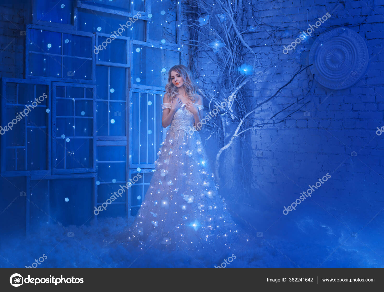 Magique nuit de conte de fées belle jeune princesse femme. Cheveux blonds.  Robe reine de luxe