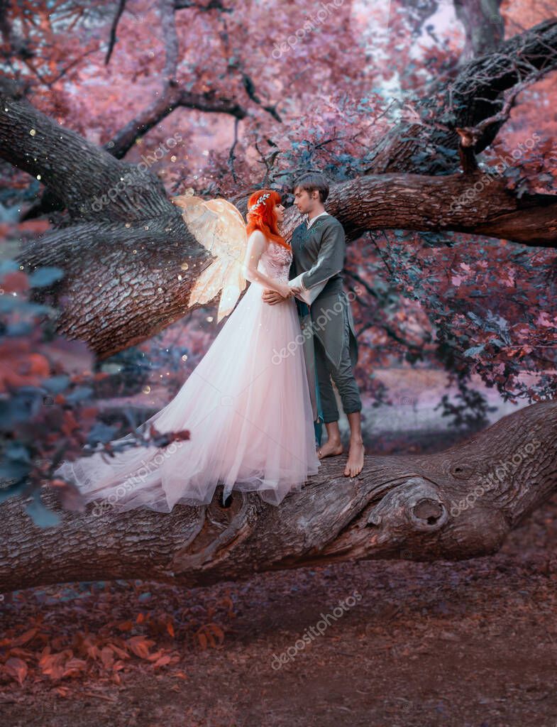 Pareja joven enamorada. Un hombre y una mujer se abrazan en un árbol  enorme. Boda creativa, image size:785x1024