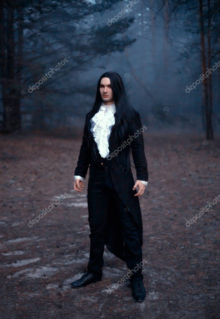 Hombre a imagen del conde Dracula en un frac negro. Traje gotico con volante vintage blanco