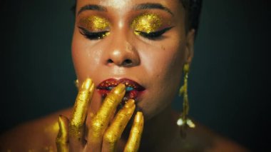 Gürültülü video. Güzellik sanat portresi. Altın akşam makyajı. Afrikalı mutlu kadın. Moda mankeni seksi, gülümseyen peri kız. Gözlerinde parıldayan gölgeler 