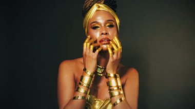 Fantezi sanat portresi dudaklar. Gözlerini kapat. Afro-Amerikan kadın. Profesyonel yaratıcı, altın makyajlı, parlak gölgeler. Elleri altın boyayla kaplıydı seksi model güzel kız. Stüdyo siyah