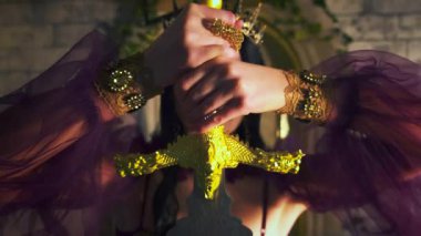 Silüet fantezi perisi kadın şeytani elf kraliçesi elinde kılıç, mor bir elbise tutuyor. Seksi cadı elf kızı. Silahlı Gotik savaşçı prenses, altın taç. Eski tarz gece odası Cadılar Bayramı tatili