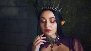 Sanat güzellik portresi fantezi kadın kötü elf kraliçesi tahtta oturur, kara büyü. Seksi yüz, Cadı Kız 'a yakın yaratıcı makyaj, sivri kulaklar. Gotik vampir prenses, altın taç. Eski tarz oda