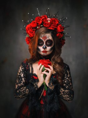 Gerçek insan portresi. Vücut sanatı sanatçısı. Kafatası şekeri. Kara Cadılar Bayramı tatili makyajı. Ölü Santa Muerte 'nin seksi Calavera günü.