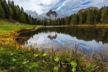 Meşhur Tre Cime di Lavaredo (Drei Zinnen) Dağı ile Antorno Gölü. Dolomit Alpler, Belluno ili, İtalya, Avrupa. Doğa kavramı arka plan güzelliği.