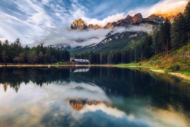 San Vito di Cadore Gölü (Mosigo Gölü), Antelao Dağı 'nın eteklerindeki Boite Vadisi' nde yer alır. İtalyan Dolomitler Alpler Sahnesi, İtalya, Avrupa.