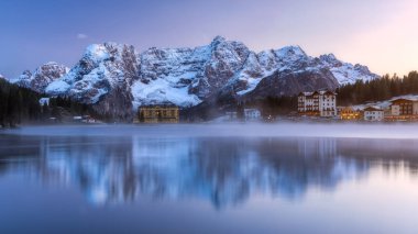 Misurina gölde Dolomites (İtalyanca Alps) güneş doğarken gördün. Sorapiss dağın içinde belgili tanımlık geçmiş. South Tyrol, Dolomites, İtalya.