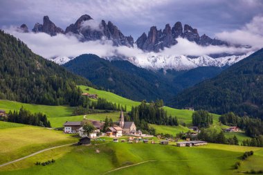 Ünlü en iyi Alp yer dünya, büyülü Dolomites dağlarda arka plan, Val di Funes Vadisi, Trentino Alto Adige bölgesi, İtalya, Avrupa ile Santa Maddalena (St Magdalena) Köyü