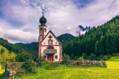Ünlü en iyi Alp yer dünya, büyülü Dolomites dağlarda arka plan, Val di Funes Vadisi, Trentino Alto Adige bölgesi, İtalya, Avrupa ile Santa Maddalena (St Magdalena) Köyü