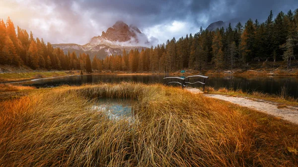 Vista Otoño Con Follaje Rojo Los Alpes Con Lago Tirol — Foto de Stock