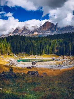 Alpler kırmızı yapraklar Tyrol gölde ile ile sonbahar görünümü