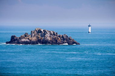 Deniz feneri ve denizde kayalar 