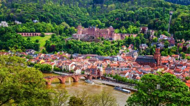 Ünlü eski Köprüsü ve Heidelberg castle, Heidelberg, Almanya Heidelberg beldesi