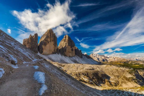 Пешеходная Тропа Tre Cime Laveredo Озеро Мэдоу Зеленая Трава Саммер — стоковое фото