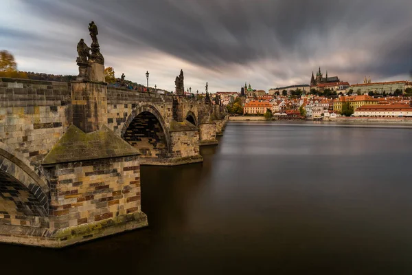 Ünlü Ikonik Görüntü Charles Köprüsü Günbatımı Bahar Prague Çek Cumhuriyeti — Stok fotoğraf