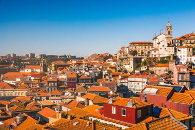 Portekiz 'in Douro nehri üzerindeki Eski Porto (Oporto) ve Ribeira kentinin panoramik manzarası. Dünya seyahati, gezi ve turizm kavramı.